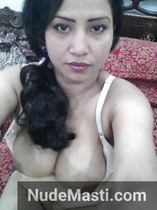 Sexy Delhi bhabhi huge boobs selfie